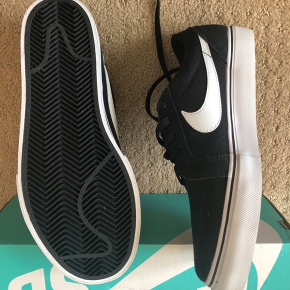 NIKE SATIRE II SHOES, YOUTH SIZE 6.5, LIKE NEW IN BOX - Picture 3 of 4